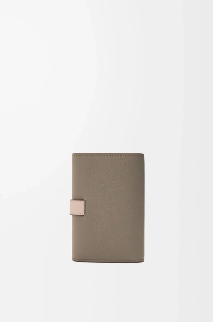 Cartera vertical pequeña en piel de becerro granulada suave Taupe/Talc Cartera vertical pequeña en piel de becerro granulada suave Taupe/Talc