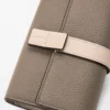 Cartera vertical pequeña en piel de becerro granulada suave Taupe/Talc Cartera vertical pequeña en piel de becerro granulada suave Taupe/Talc