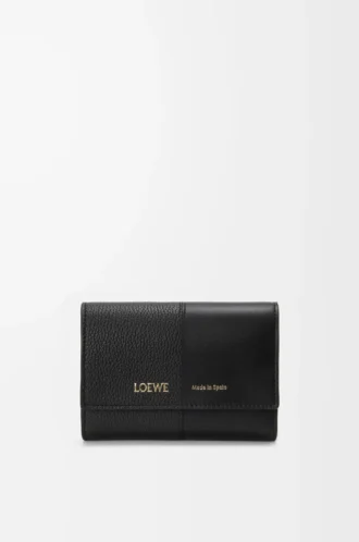 Cartera vertical pequeña en piel de becerro lisa y granulada.