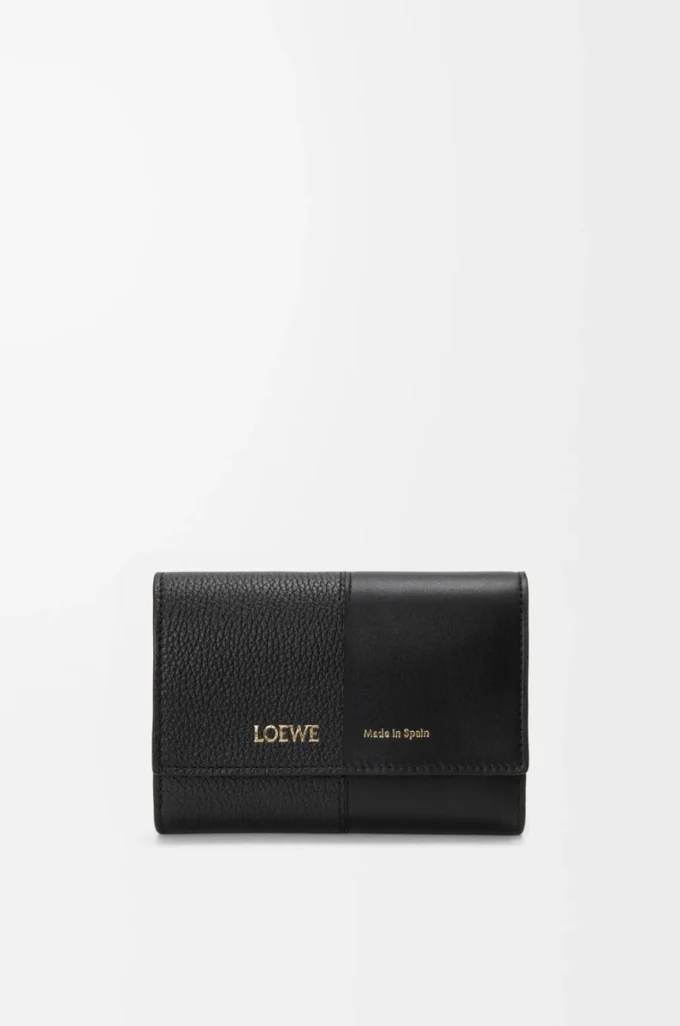 Cartera vertical pequeña en piel de becerro lisa y granulada. Cartera vertical pequeña en piel de becerro lisa y granulada.