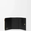 Cartera vertical pequeña en piel de becerro lisa y granulada. Cartera vertical pequeña en piel de becerro lisa y granulada.