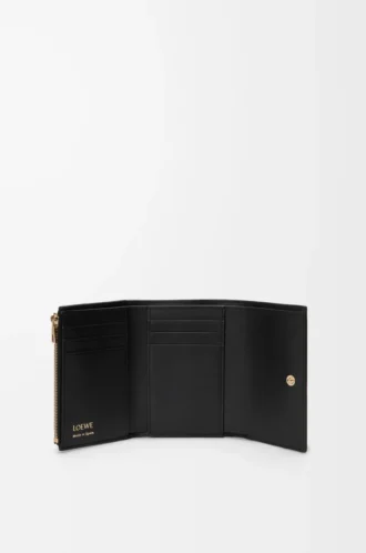 Cartera vertical pequeña en piel de becerro lisa y granulada.