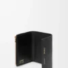 Cartera vertical pequeña en piel de becerro lisa y granulada. Cartera vertical pequeña en piel de becerro lisa y granulada.