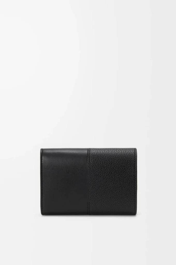 Cartera vertical pequeña en piel de becerro lisa y granulada. Cartera vertical pequeña en piel de becerro lisa y granulada.