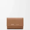 Cartera vertical pequeña en piel de becerro lisa y granulada color Mocha Cartera vertical pequeña en piel de becerro lisa y granulada color Mocha
