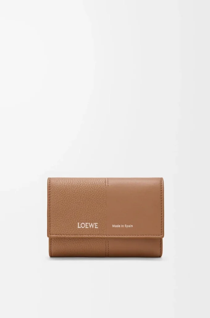 Cartera vertical pequeña en piel de becerro lisa y granulada color Mocha Cartera vertical pequeña en piel de becerro lisa y granulada color Mocha