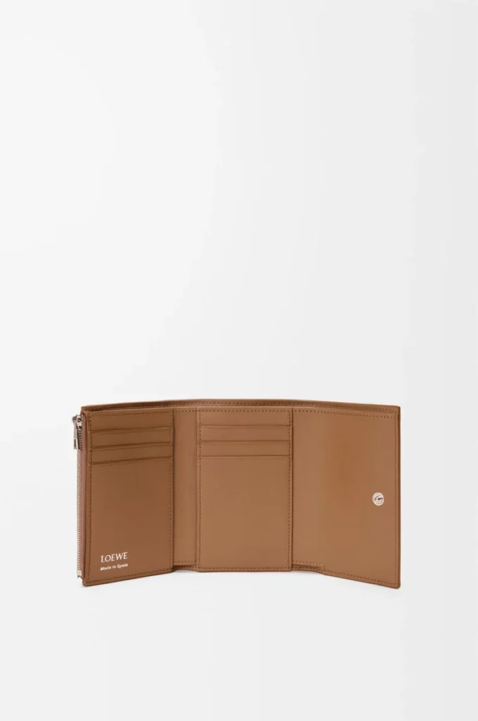 Cartera vertical pequeña en piel de becerro lisa y granulada color Mocha Cartera vertical pequeña en piel de becerro lisa y granulada color Mocha