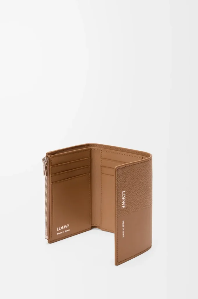 Cartera vertical pequeña en piel de becerro lisa y granulada color Mocha Cartera vertical pequeña en piel de becerro lisa y granulada color Mocha