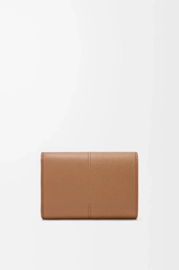 Cartera vertical pequeña en piel de becerro lisa y granulada color Mocha Cartera vertical pequeña en piel de becerro lisa y granulada color Mocha
