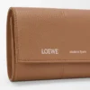 Cartera vertical pequeña en piel de becerro lisa y granulada color Mocha Cartera vertical pequeña en piel de becerro lisa y granulada color Mocha