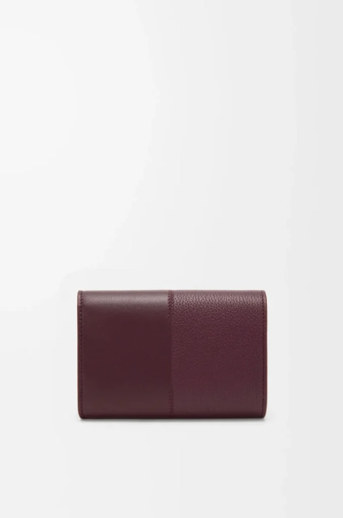 Cartera vertical pequeña en piel de becerro lisa y granulada Dark Burgundy