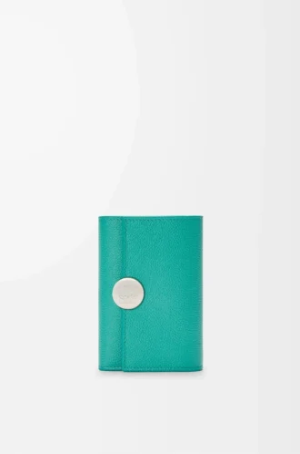 Cartera vertical pequeña Pebble en piel de becerro granulada Aquamarine