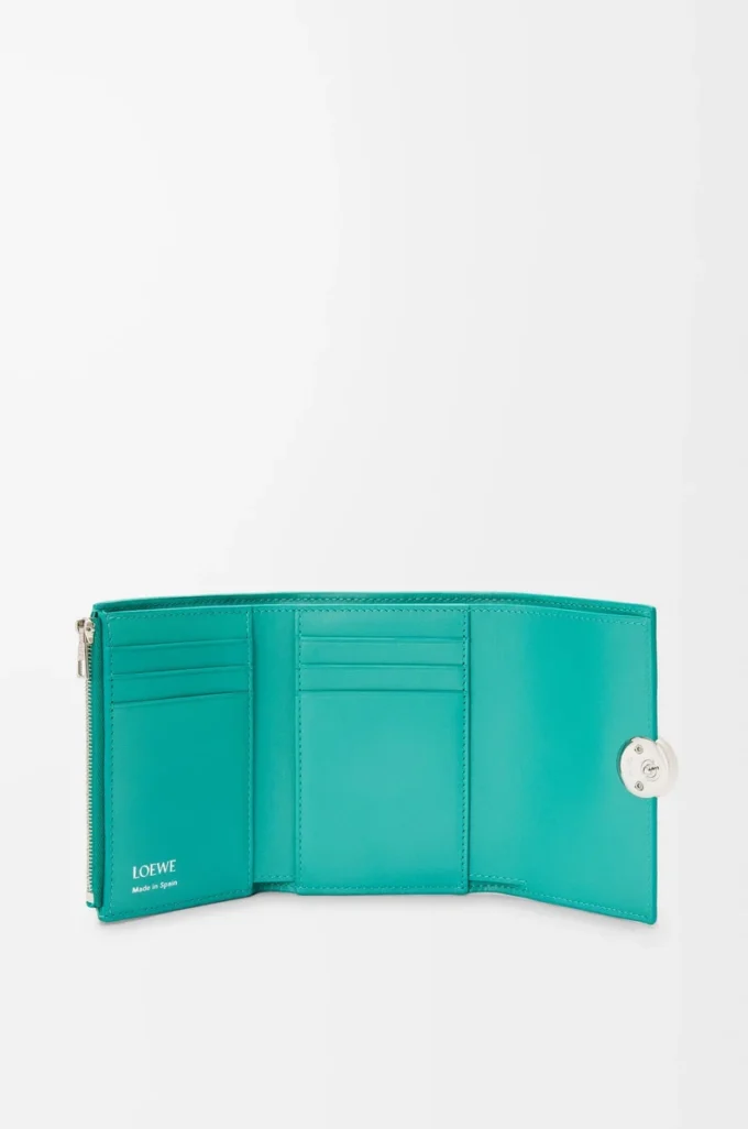 Cartera vertical pequeña Pebble en piel de becerro granulada Aquamarine Cartera vertical pequeña Pebble en piel de becerro granulada Aquamarine