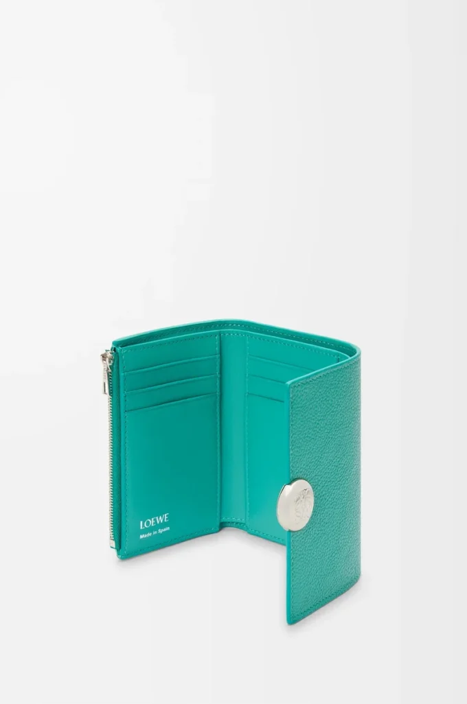 Cartera vertical pequeña Pebble en piel de becerro granulada Aquamarine Cartera vertical pequeña Pebble en piel de becerro granulada Aquamarine