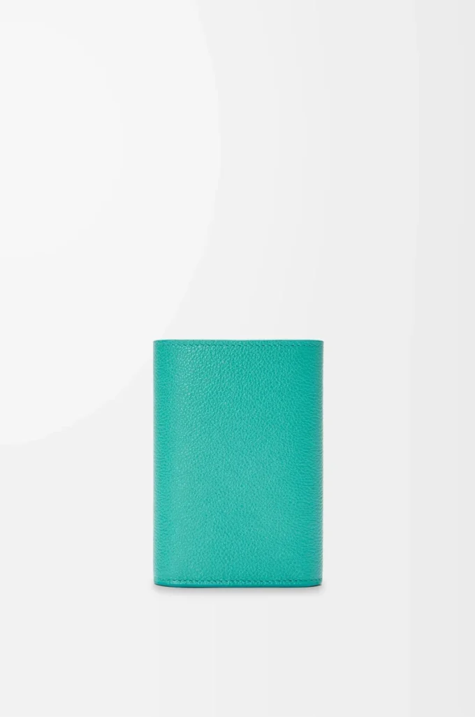 Cartera vertical pequeña Pebble en piel de becerro granulada Aquamarine Cartera vertical pequeña Pebble en piel de becerro granulada Aquamarine