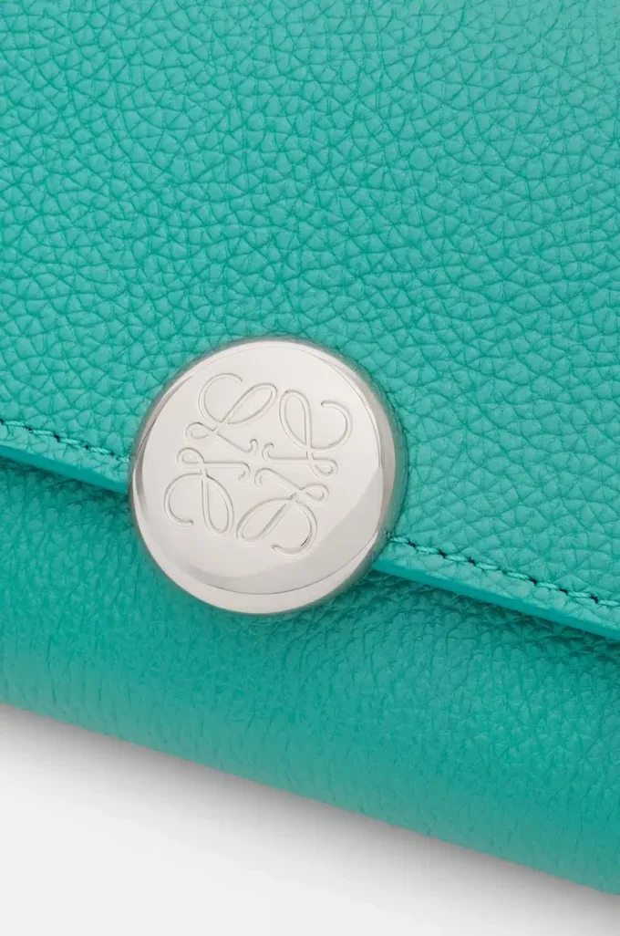Cartera vertical pequeña Pebble en piel de becerro granulada Aquamarine Cartera vertical pequeña Pebble en piel de becerro granulada Aquamarine