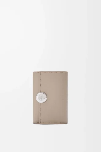 Cartera vertical pequeña Pebble en piel de becerro granulada color arcilla