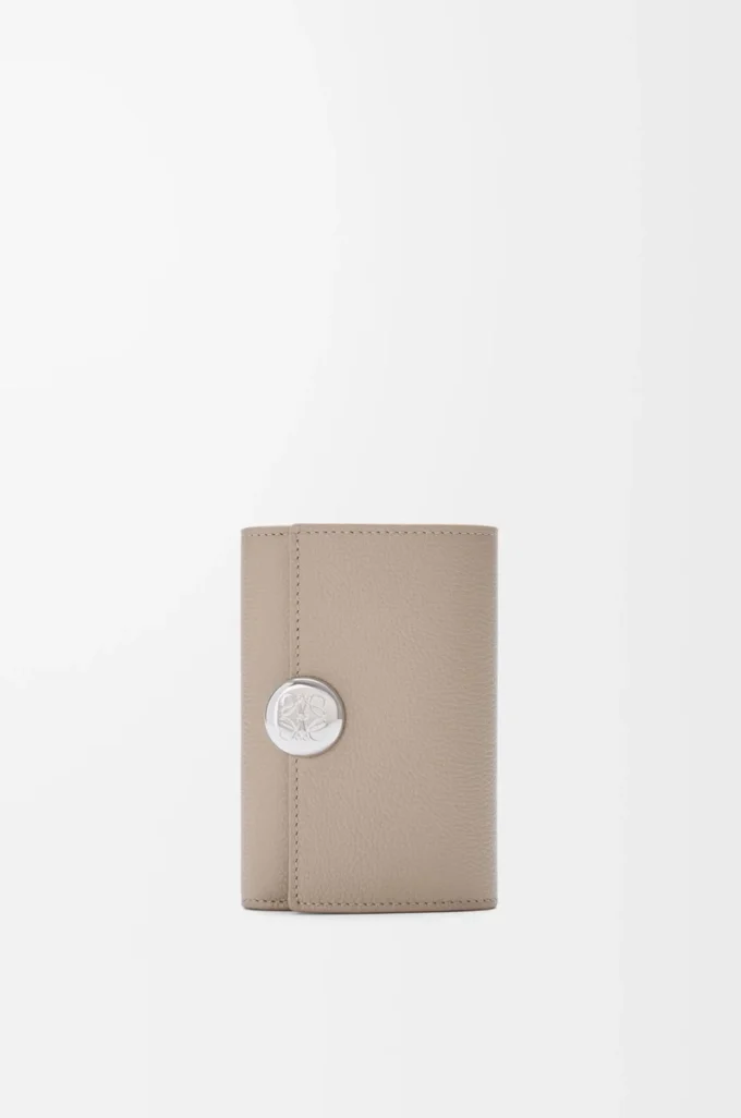 Cartera vertical pequeña Pebble en piel de becerro granulada color arcilla Cartera vertical pequeña Pebble en piel de becerro granulada color arcilla