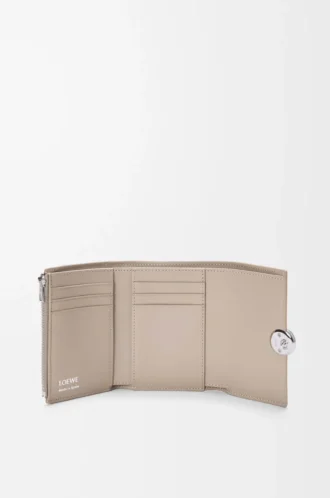 Cartera vertical pequeña Pebble en piel de becerro granulada color arcilla
