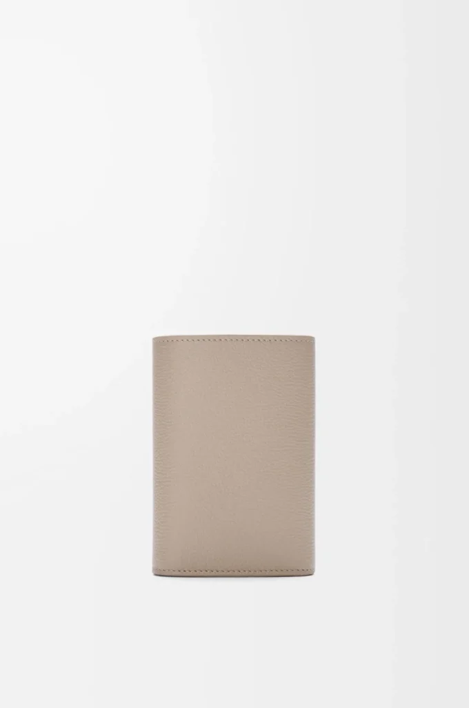 Cartera vertical pequeña Pebble en piel de becerro granulada color arcilla Cartera vertical pequeña Pebble en piel de becerro granulada color arcilla