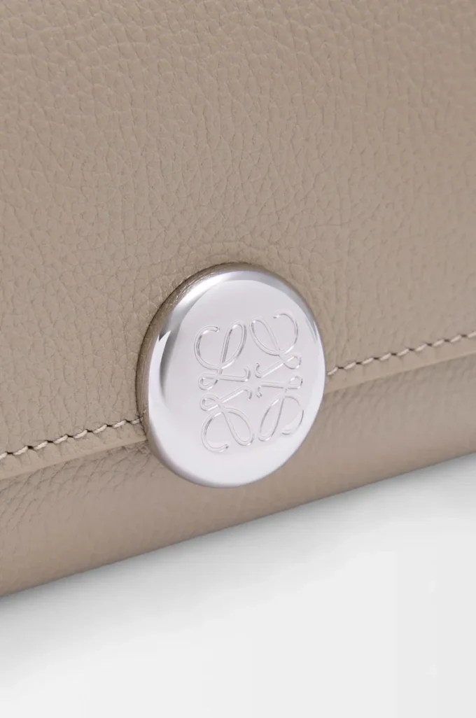 Cartera vertical pequeña Pebble en piel de becerro granulada color arcilla Cartera vertical pequeña Pebble en piel de becerro granulada color arcilla