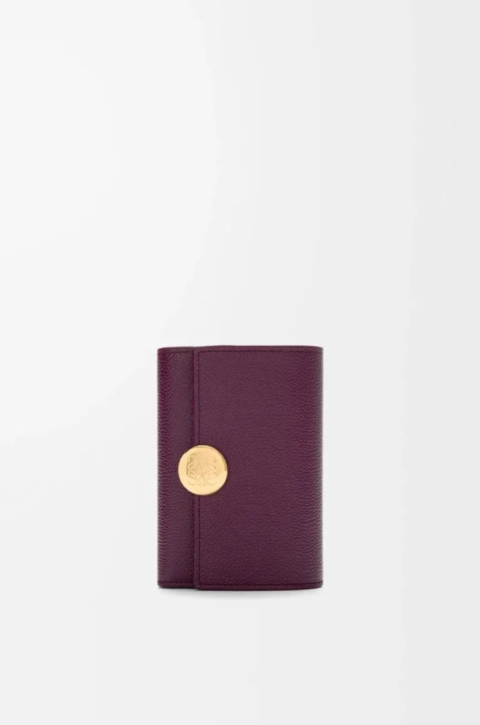 Cartera vertical pequeña Pebble en piel de becerro granulada color ciruela Cartera vertical pequeña Pebble en piel de becerro granulada color ciruela