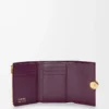Cartera vertical pequeña Pebble en piel de becerro granulada color ciruela Cartera vertical pequeña Pebble en piel de becerro granulada color ciruela