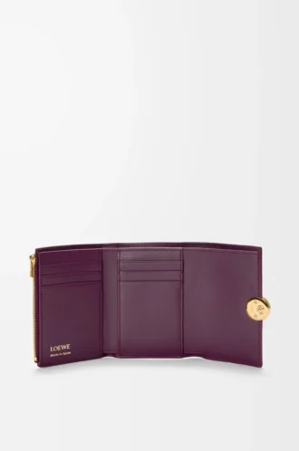 Cartera vertical pequeña Pebble en piel de becerro granulada color ciruela
