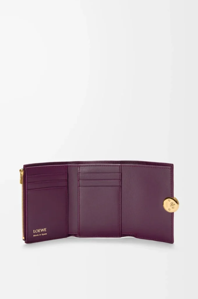 Cartera vertical pequeña Pebble en piel de becerro granulada color ciruela Cartera vertical pequeña Pebble en piel de becerro granulada color ciruela