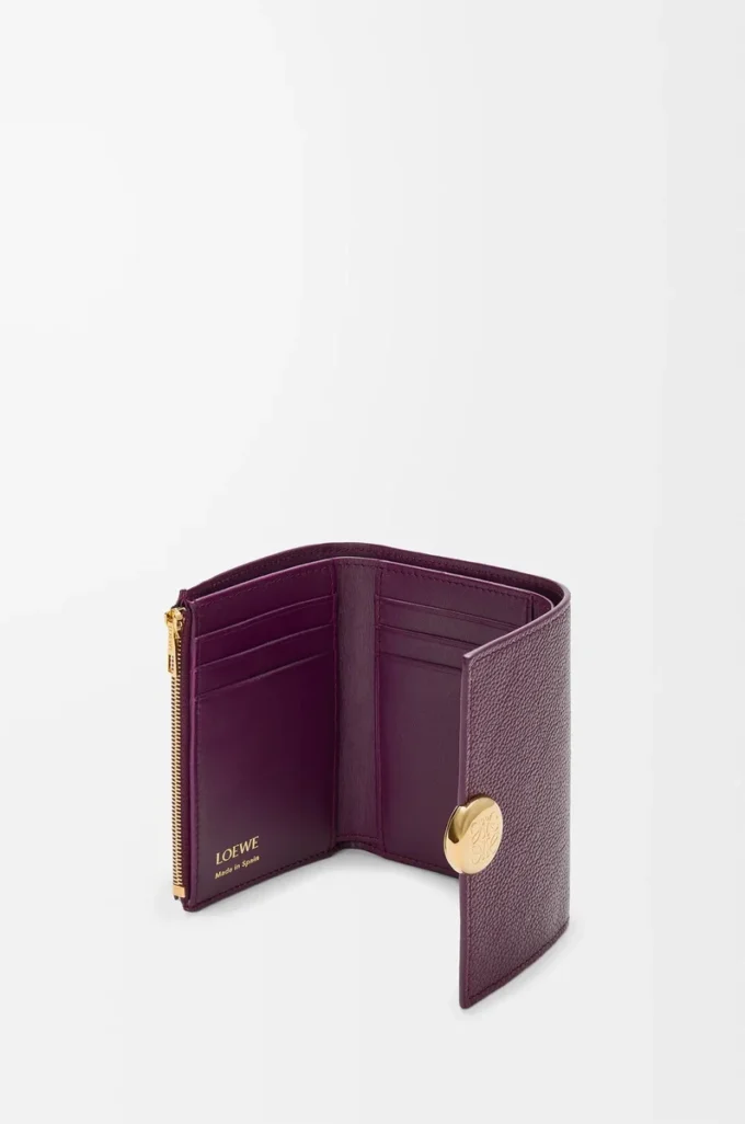 Cartera vertical pequeña Pebble en piel de becerro granulada color ciruela Cartera vertical pequeña Pebble en piel de becerro granulada color ciruela