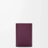 Cartera vertical pequeña Pebble en piel de becerro granulada color ciruela Cartera vertical pequeña Pebble en piel de becerro granulada color ciruela