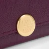 Cartera vertical pequeña Pebble en piel de becerro granulada color ciruela Cartera vertical pequeña Pebble en piel de becerro granulada color ciruela