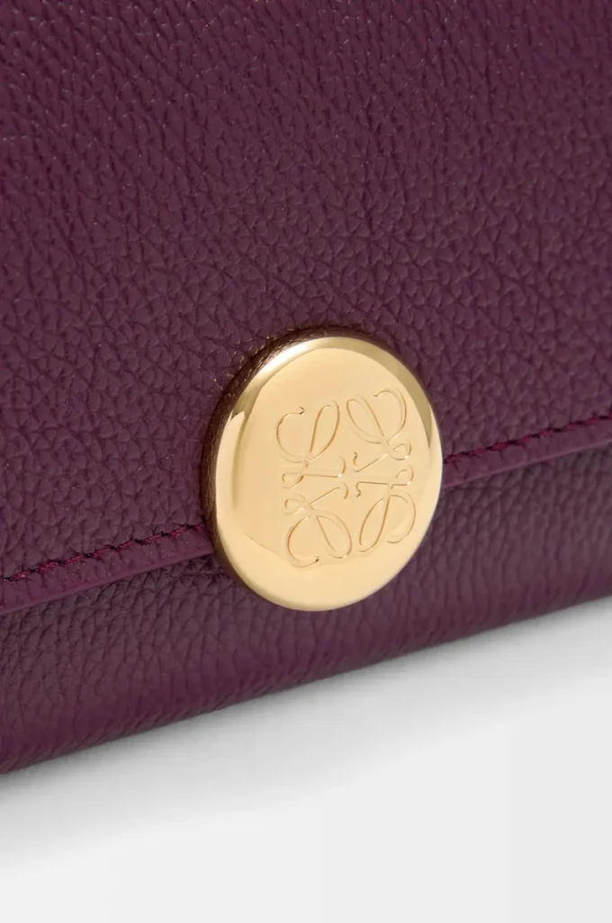 Cartera vertical pequeña Pebble en piel de becerro granulada color ciruela Cartera vertical pequeña Pebble en piel de becerro granulada color ciruela