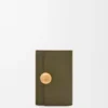 Cartera vertical pequeña Pebble en piel de becerro granulada Dark Khaki Cartera vertical pequeña Pebble en piel de becerro granulada Dark Khaki