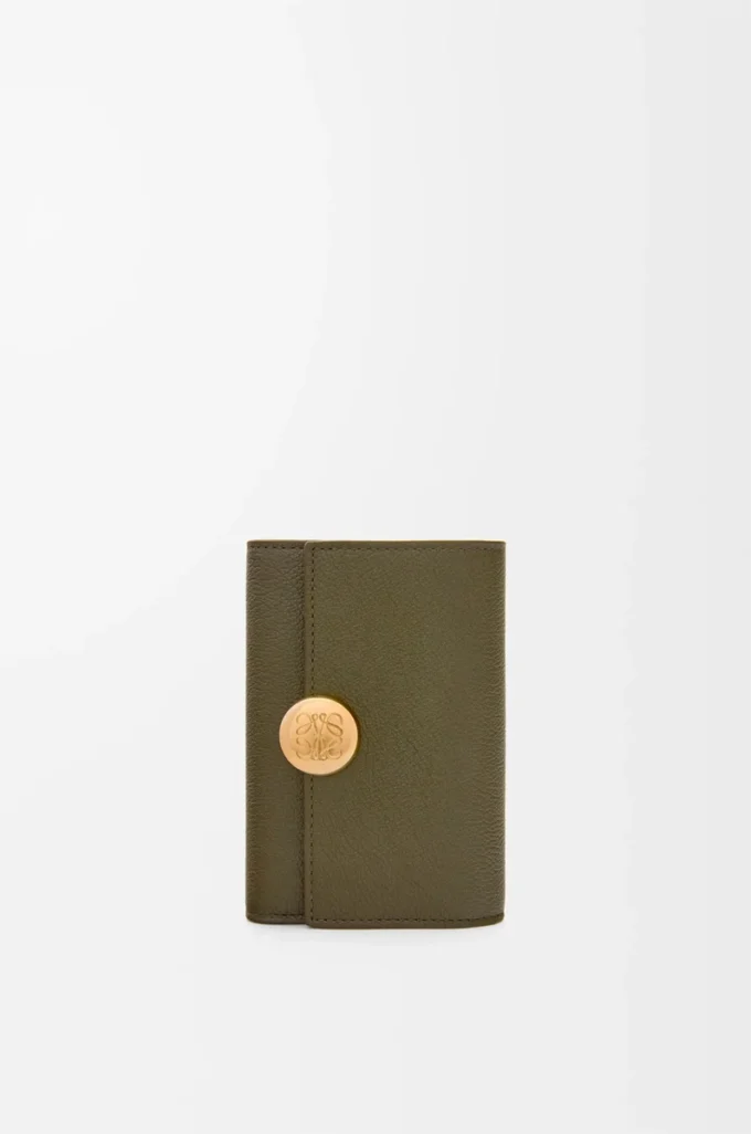 Cartera vertical pequeña Pebble en piel de becerro granulada Dark Khaki Cartera vertical pequeña Pebble en piel de becerro granulada Dark Khaki