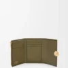 Cartera vertical pequeña Pebble en piel de becerro granulada Dark Khaki Cartera vertical pequeña Pebble en piel de becerro granulada Dark Khaki