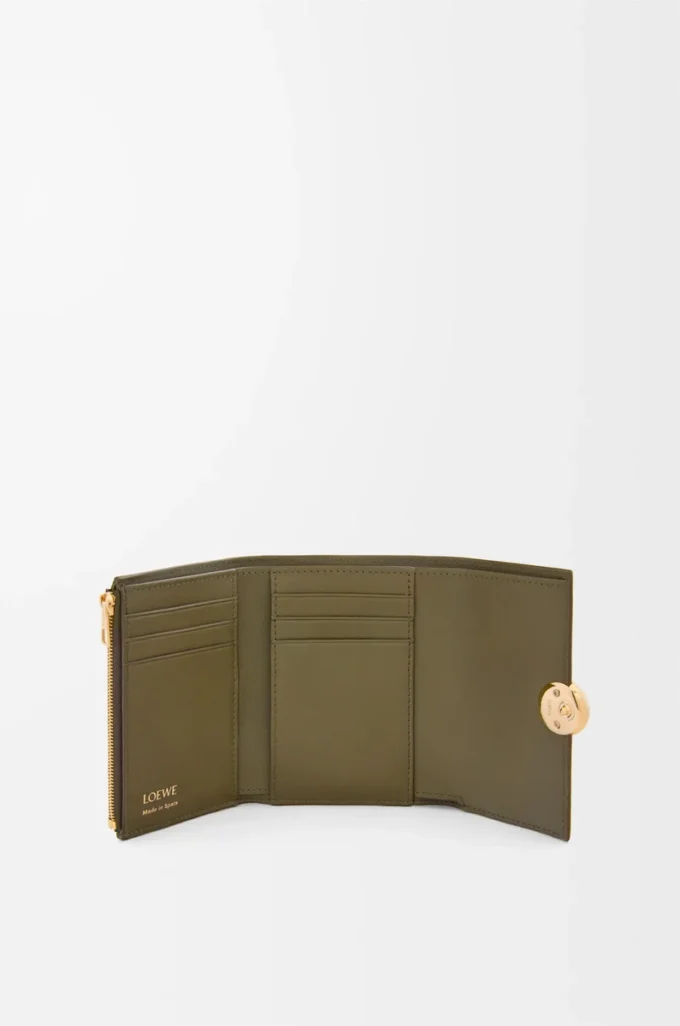 Cartera vertical pequeña Pebble en piel de becerro granulada Dark Khaki Cartera vertical pequeña Pebble en piel de becerro granulada Dark Khaki
