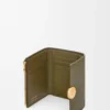 Cartera vertical pequeña Pebble en piel de becerro granulada Dark Khaki Cartera vertical pequeña Pebble en piel de becerro granulada Dark Khaki