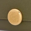 Cartera vertical pequeña Pebble en piel de becerro granulada Dark Khaki Cartera vertical pequeña Pebble en piel de becerro granulada Dark Khaki