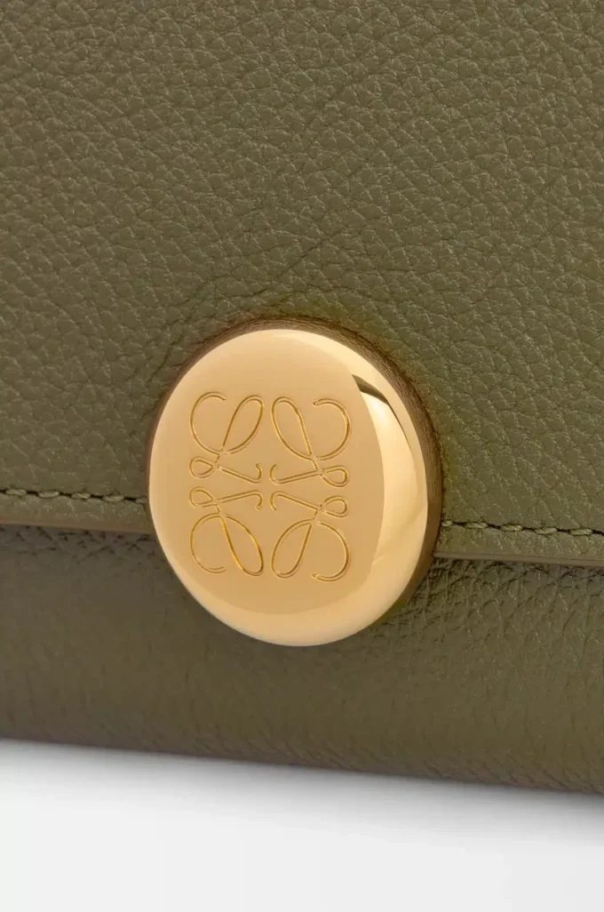 Cartera vertical pequeña Pebble en piel de becerro granulada Dark Khaki Cartera vertical pequeña Pebble en piel de becerro granulada Dark Khaki