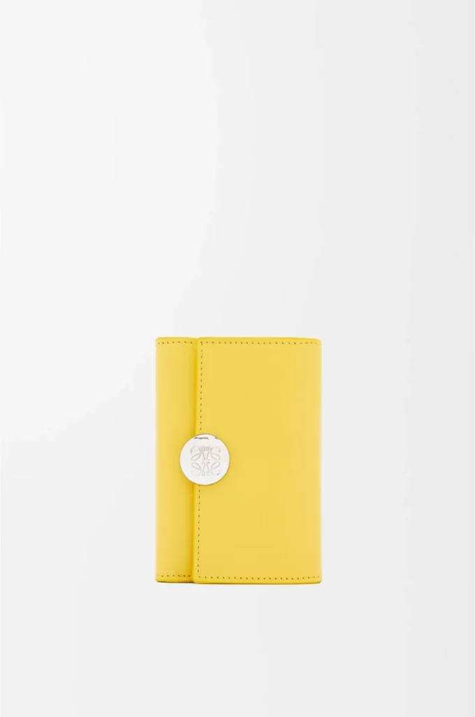 Cartera vertical pequeña Pebble en piel de becerro napa brillante Baby Corn