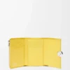 Cartera vertical pequeña Pebble en piel de becerro napa brillante Baby Corn