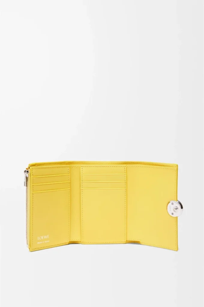 Cartera vertical pequeña Pebble en piel de becerro napa brillante Baby Corn