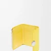 Cartera vertical pequeña Pebble en piel de becerro napa brillante Baby Corn