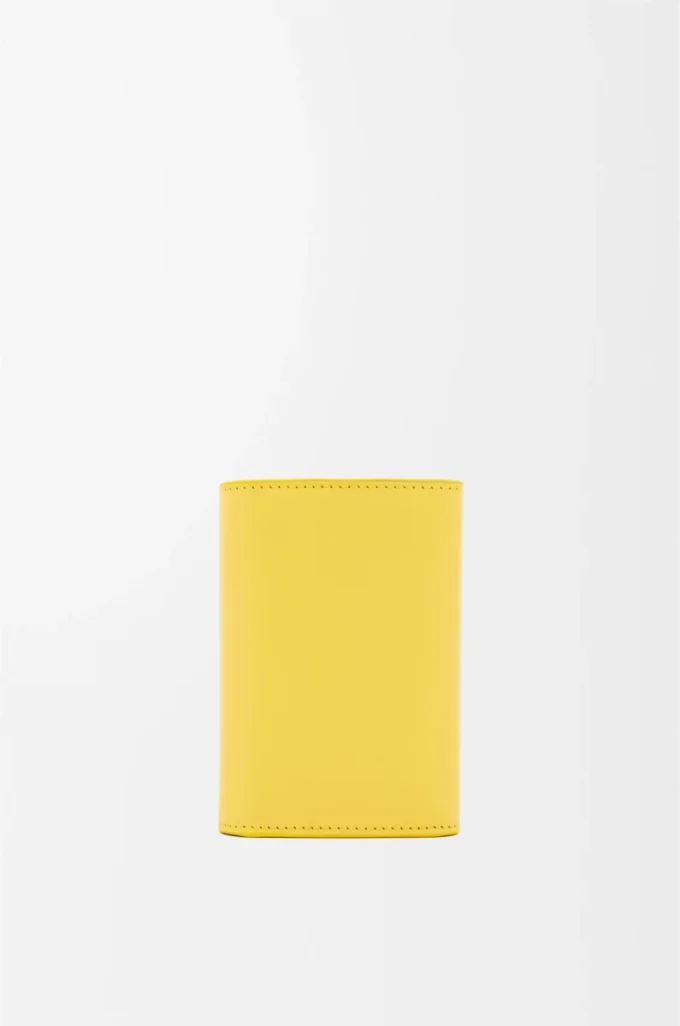 Cartera vertical pequeña Pebble en piel de becerro napa brillante Baby Corn