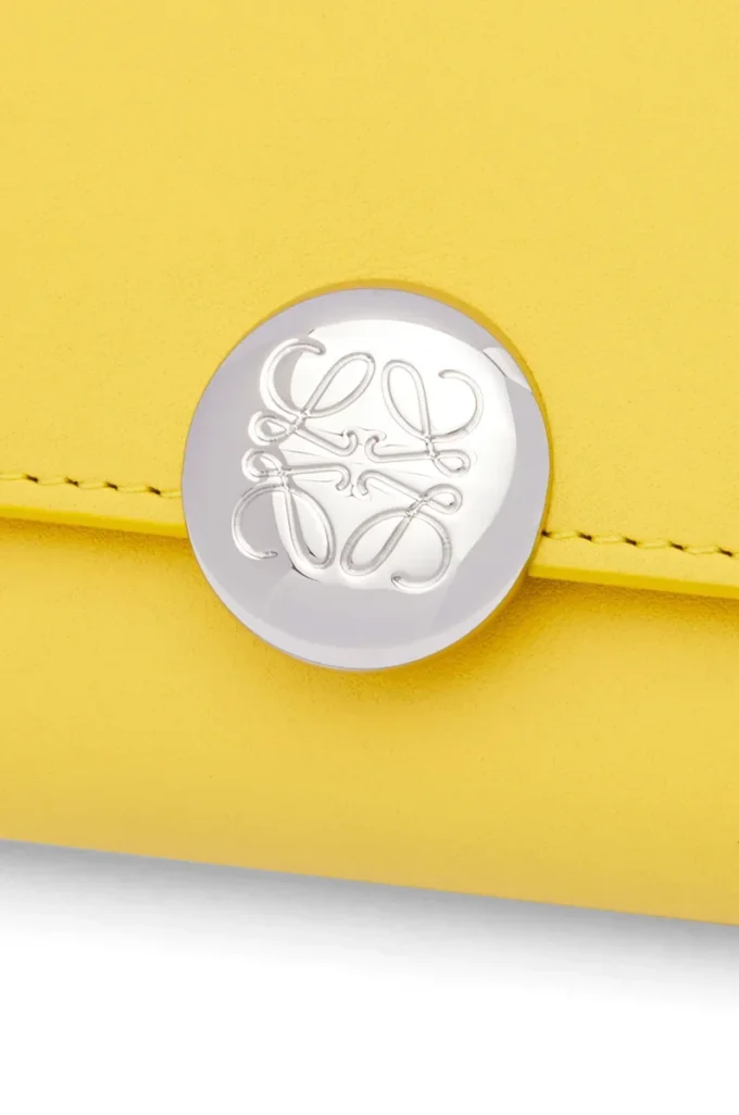 Cartera vertical pequeña Pebble en piel de becerro napa brillante Baby Corn