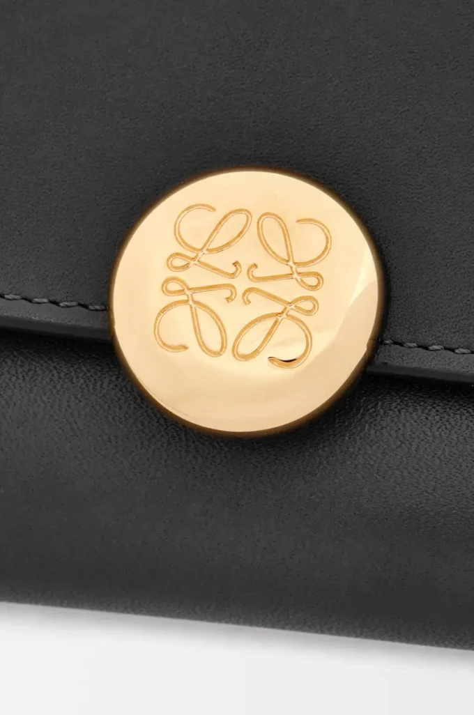Cartera vertical pequeña Pebble en piel de becerro napa brillante Black