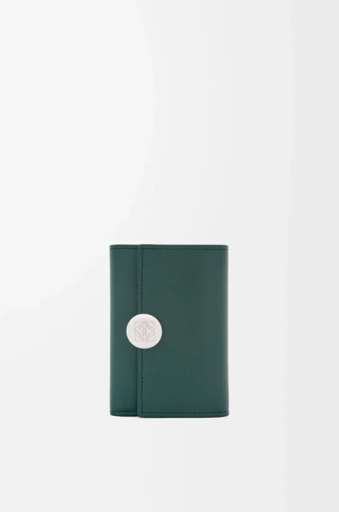 Cartera vertical pequeña Pebble en piel de becerro napa brillante Deep Forest Cartera vertical pequeña Pebble en piel de becerro napa brillante Deep Forest