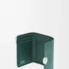 Cartera vertical pequeña Pebble en piel de becerro napa brillante Deep Forest Cartera vertical pequeña Pebble en piel de becerro napa brillante Deep Forest