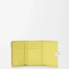 Cartera vertical pequeña Pebble en piel de becerro napa brillante Light Citrine Cartera vertical pequeña Pebble en piel de becerro napa brillante Light Citrine